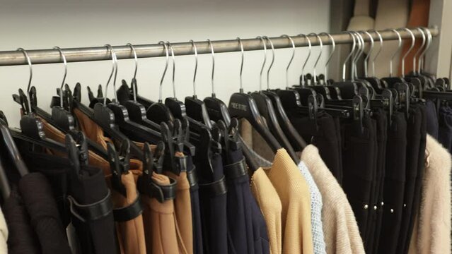 v&ecirc;tements en vente dans une boutique de pr&ecirc;t &agrave; porter