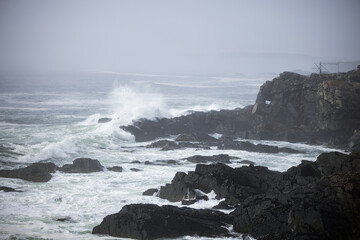 Obraz premium Ocean waves crashing on a rocky shore