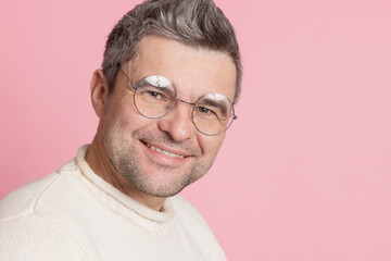 Obraz premium guy in round glasses on a pink background