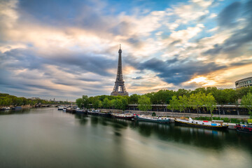 Fototapeta na wymiar Eiffel Tower at sunrise in Paris, France