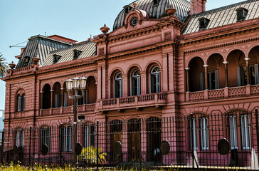 Fototapeta premium Buenos Aires, Argentina - December 21, 2022: Sights in and around Plaza de Mayo with views of the Casa Rosada (The Pink House) in Buenos Aires Argentina