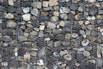 Pared de rocas con tela de alambre. 