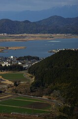 西の湖と安土城址を背景に走るキハ85系特急ワイドビューひだ
