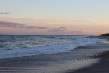 Obraz premium waves on the beach at sunset