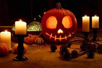 キャンドルの光に灯されたジャック・オ・ランタン　恐ろしい顔のカボチャ　ハロウィンの飾り付け　ハロウィンの背景