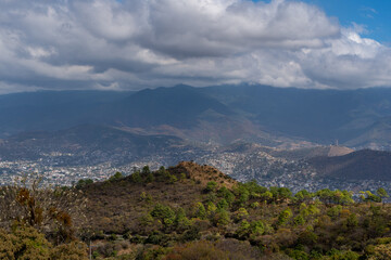 Fototapeta na wymiar Beautiful view of the large Mexican city of Oaxaca from Monte Alban. View of the endless mountain peaks.