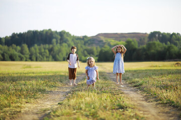 Naklejka premium Children walk in the summer in nature. Child on a sunny spring morning in the park. Traveling with children.