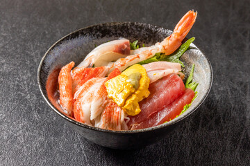 海鮮丼　Bowl of rice topped with sashimi