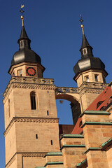 Fototapeta na wymiar Bayreuth; Turmpaar mit Brücke der spätgotischen Stadtkirche Heilig Dreifaltigkeit