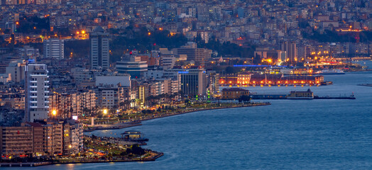 Plakat city skyline at night in izmir