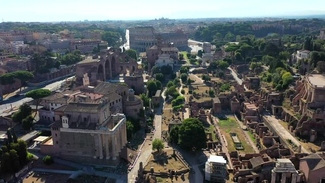 Il parco del Colosseo a Roma visto da drone.
Le rovine della Roma Imperiale