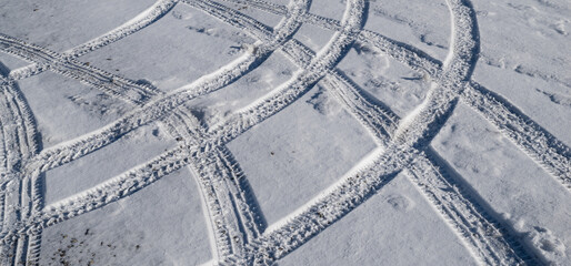 雪道についたタイヤの跡