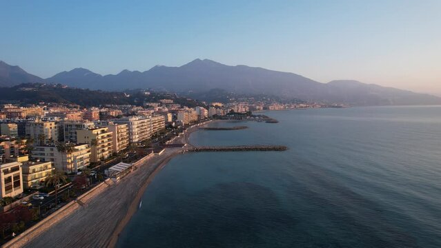Roquebrune Cap Martin et Menton au lever du soleil - la plage et la montagne Alpes Maritimes France