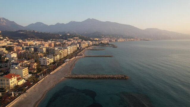 Roquebrune et Menton au lever du soleil - la plage et la montagne Alpes Maritimes	