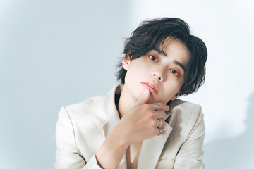 男性ポートレート　ジェンダーレスメイク　メンズコスメ　スキンケア