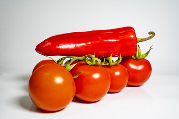 Photo fresh vegetables tomato and chili peppers on white isolated background