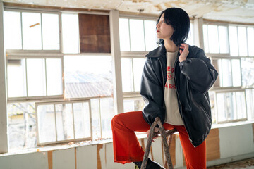 古着の赤いパンツを履いてポージングをする日本人女性