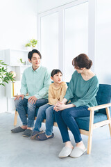 リビングデくつろぐ親子