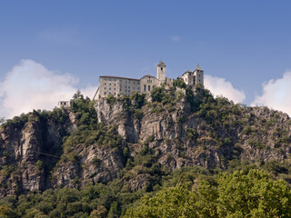 Fototapeta na wymiar das südtiroler Kloster Säben liegt hoch über dem Ort Klausen auf einem Berg 