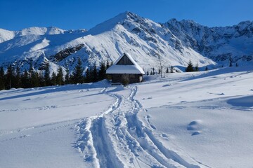 Fototapeta na wymiar Beautiful winter scenery of Hala Gasienicowa (Valley Gasienicowa) withshepherd's hut in Tatras Mountains, Zakopane, Poland, Tatra National Park. 