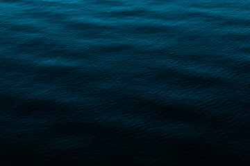 Obraz premium Dark calm water photo with blue shades