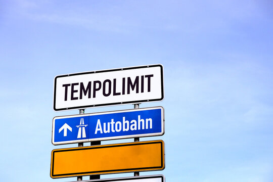 tempolimit und autobahn schild