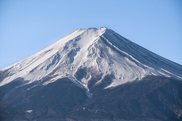 山梨県富士吉田市　新倉山浅間公園の五重塔と冠雪した富士山