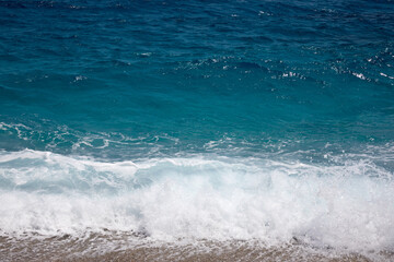 Fototapeta premium waves of the sea breaking on the shore