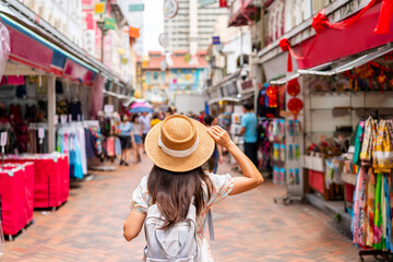 Young female tourist walking in Chinatown street market in Singapore - obrazy, fototapety, plakaty