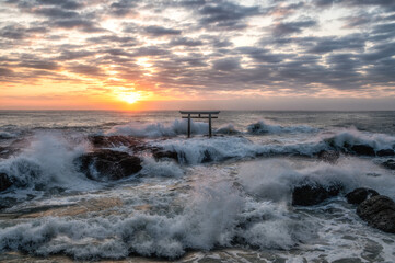 茨城県ひたちなか市　大洗磯前神社 神磯の鳥居の荒波