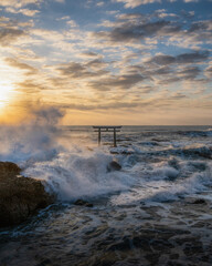 茨城県ひたちなか市　大洗磯前神社 神磯の鳥居の荒波