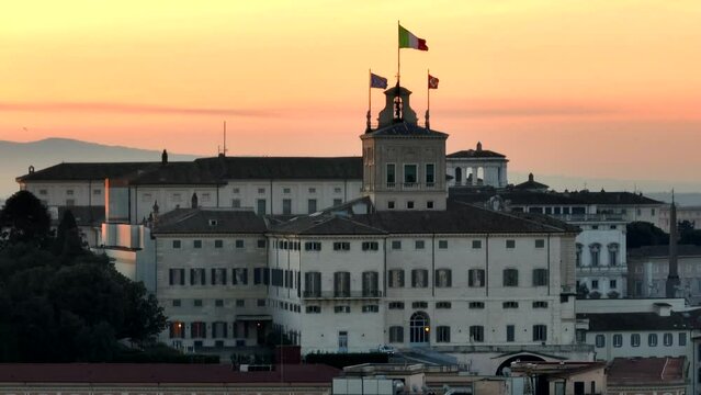 Il Quirinale a Roma, la bandiera italiana che sventola. Italia, 
Spettacolare vista aerea all'alba.