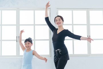 バレエを教える講師と女の子