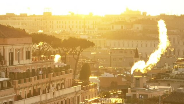 Consumo di gas, inquinamento sui tetti di Roma, Italia.
Il fumo generato dagli impianti di riscaldamento.