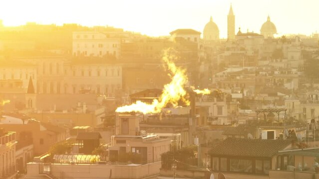 Consumo di gas, inquinamento sui tetti di Roma, Italia.
Il fumo generato dagli impianti di riscaldamento.