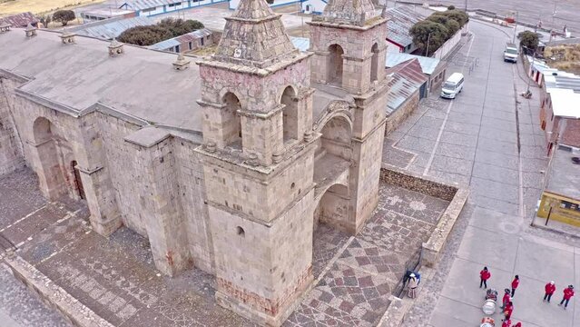 distrito de callalli castillos de piedra, iglesia y plaza principal tomas a&eacute;reas, valle del colca,arequipa - peru