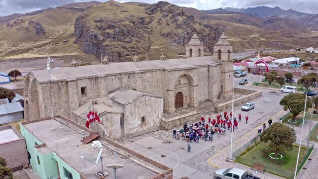 distrito de callalli castillos de piedra, iglesia y plaza principal tomas a&eacute;reas, valle del colca,arequipa - peru
