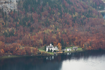 Obraz premium Hallstatt in Autumn and rainy day