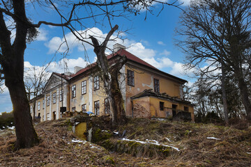 Opuszczony pałac w Smolajnach koło Dobrego Miasta - obrazy, fototapety, plakaty