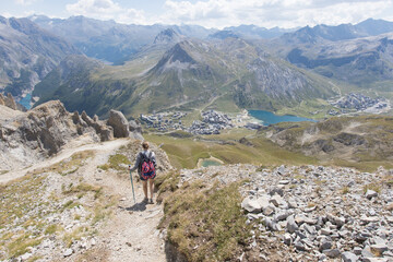 Fototapeta premium randonnée dans le parc de la Vanoise à Tignes dans les Alpes en été autour de l'aiguille percée