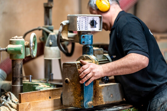 repair and adjustment of milling machines in joinery