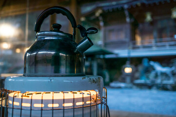 京都 夕刻の貴船神社を暖めるストーブとやかん