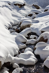 Obraz premium Andorra river with layers of snow.