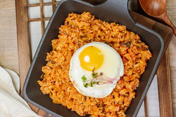 Kimchibokkeumbap, Korean Kimchi Fried Rice : Rice fried with finely chopped kimchi. Beef, pork, onions, green onions, and other vegetables may be added according to taste.