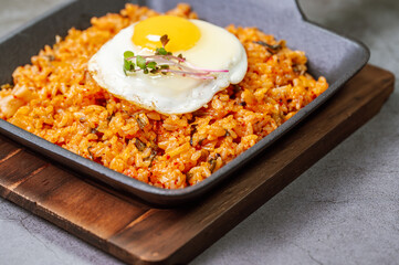 Kimchibokkeumbap, Korean Kimchi Fried Rice : Rice fried with finely chopped kimchi. Beef, pork, onions, green onions, and other vegetables may be added according to taste.