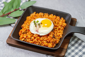 Kimchibokkeumbap, Korean Kimchi Fried Rice : Rice fried with finely chopped kimchi. Beef, pork, onions, green onions, and other vegetables may be added according to taste.