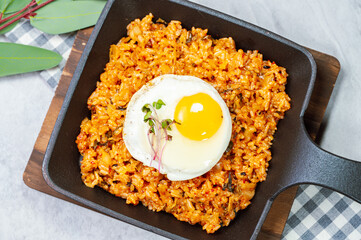 Kimchibokkeumbap, Korean Kimchi Fried Rice : Rice fried with finely chopped kimchi. Beef, pork, onions, green onions, and other vegetables may be added according to taste.