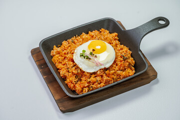 Kimchibokkeumbap, Korean Kimchi Fried Rice : Rice fried with finely chopped kimchi. Beef, pork, onions, green onions, and other vegetables may be added according to taste.