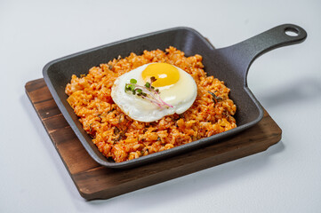Kimchibokkeumbap, Korean Kimchi Fried Rice : Rice fried with finely chopped kimchi. Beef, pork,...