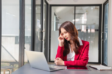 Obraz premium Concept Burnout Syndrome. Business Woman feels uncomfortable working. Which is caused by stress, accumulated from unsuccessful work And less resting body. Consult a specialist psychiatrist.